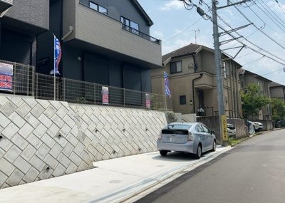 【前面道路含む現地写真】 | 西成瀬新築戸建 | お持ちの車種によっては前面道路が広い方が便利でしょう。しかし、前面道路が広ければその分交通量が多くなるため、騒音などが気になる場合があります。実際に現地を見学し、周辺交通量や騒音などを確認しましょう！