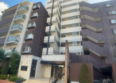 【現況写真】 | グローベルガーデン豊田ディーセントスクエア | 外観はマンション管理がされているかの目安になります。築年数が古いと、壁面は劣化してひび割れが生じることも！建物が古びていても細かいところが修繕されていると、きちんと管理されているなぁと感じるでしょう。