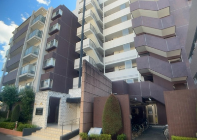 【中庭】 | グローベルガーデン豊田ディーセントスクエア | 中庭（パティオ）とは、一つの建築物の内部に設けられた、壁などで囲われている庭のことを指します。コの字型、ロの字型が主流ですが、L字型の中庭もあります。最近では、インテリア性の高さからも人気があります。