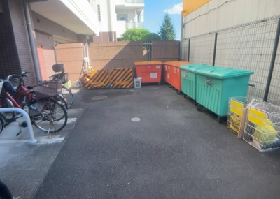 【設備】 | グローベルガーデン豊田ディーセントスクエア | 共有部分は、住民なら誰もが使える設備のこと。例えば駐車場やエレベーター、インターネット設備、セキュリティ設備などがあります。他にも、マンションの廊下・外部階段やエントランス・ゴミ置き場などがあります。