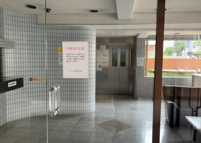 【外観】 | ダイアパレス相模原Ⅱ | 家を建てる場合、方位は要チェックです。現実的に日当たりのよい家ならばリビングは南側、建築基準法でも北側に当たる家への配慮は求められています。土地を見学に行く際は、方位磁針を持って行くようにしましょう。