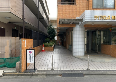 【外観】 | ダイアパレス相模原Ⅱ | 現地に行くなら、物件の周囲の地形がどうなっているかを見ることも大切です。周辺より低くなっている土地では、大雨などで水が集まりやすいため、地盤が弱くなっているということも考えられるため、注意が必要です。
