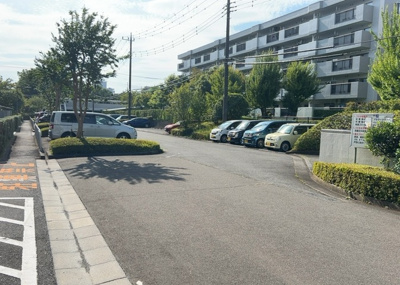 【駐車場】 | グリーンコープ南大沢 ５号棟 | 車一台あたりに必要なスペースは、標準サイズの普通自動車で横幅2m50cm、長さ5mは必要になります。ただし、乗降のことも考慮して横幅3m30cm、長さ5m50cmほどは確保できるところを選びましょう。