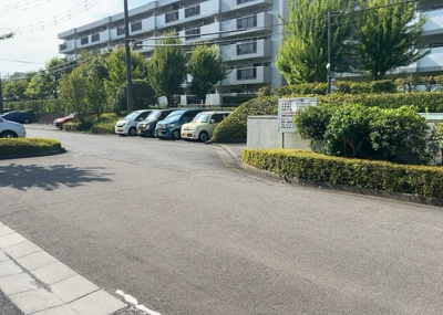 【駐車場】 | グリーンコープ南大沢 ５号棟 | 駐車場と明記されていても、最小スペースでつくられた駐車場だと大型車は駐車できなかったり、出入りしにくくなったりする可能性があります。お車のサイズと購入したい物件の駐車場のサイズを現地で確認しましょう。
