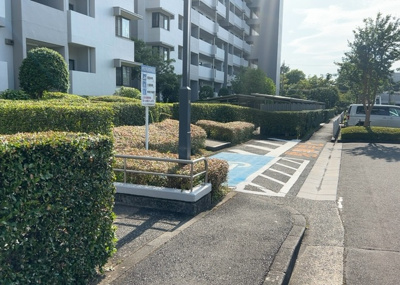 【中庭】 | グリーンコープ南大沢 ５号棟 | 中庭（パティオ）とは、一つの建築物の内部に設けられた、壁などで囲われている庭のことを指します。コの字型、ロの字型が主流ですが、L字型の中庭もあります。最近では、インテリア性の高さからも人気があります。