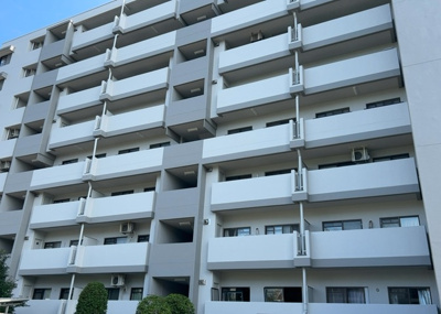 【構造・工法・仕様】 | グリーンコープ南大沢 ５号棟 | ＲＣ造、Reinforced Concreteは直訳すると補強されたコンクリートです。主に柱や梁・床・壁が鉄筋とコンクリートで構成おり、鉄筋を組んだ型枠にコンクリートを流し込んで固めたものを指します。