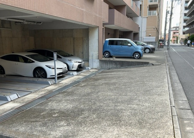 【駐車場】 | ルピナス八王子 | 敷地内には駐車場が完備されており、お車をお持ちの方にも便利な環境です。八王子市八日町の平坦地に位置するため、周辺道路への出入りもしやすく、日々の買い物や休日のお出かけなどドライブもスムーズです。