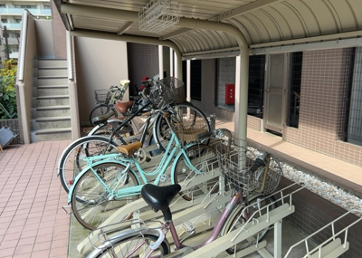 【駐輪場】 | ルピナス八王子 | 敷地内には屋根付きの駐輪場が整えられており、自転車を雨から守り大切に保管できます。近隣のスーパーや「八王子」駅周辺の商業施設へのお買い物時にも自転車を活用しやすく、快適な暮らしをサポートします。