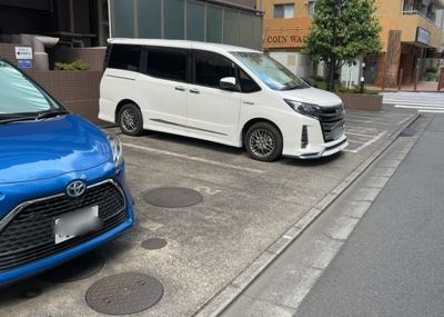 【駐車場】 | ルピナス八王子 | 敷地内に確保された駐車場スペースです。大切な愛車を敷地内で安全に保管でき、荷物の積み下ろしもスムーズに行えます。最新の空き状況や利用料金の確認については、どうぞお気軽にお問い合わせください。