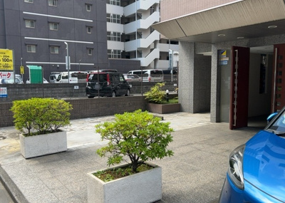 【中庭】 | ルピナス八王子 | マンション敷地内の共用スペースは日差しが差し込む開放的な造りとなっており、住まう方に癒やしを提供します。清掃が行き届いた綺麗な環境で、日々の移動時にも心地よい空間設計が魅力的です。