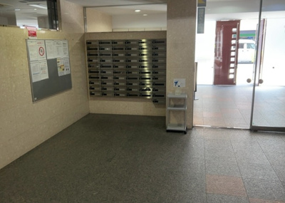 【設備】 | ルピナス八王子 | 集合ポストはエントランス付近のわかりやすい場所に集約されて配置されています。オートロック設備と組み合わさることでセキュリティ面にも配慮されており、毎日の郵便物の取り出しもスムーズに行えます。