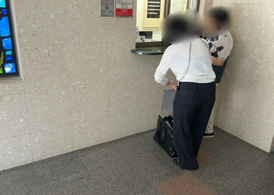 【受付】 | ルピナス八王子 | エントランス付近は日勤の管理体制となっており、良好な管理状況が保たれています。防犯カメラなどのセキュリティ設備も稼働しており、安心してお過ごしいただける住環境がしっかり整えられています。
