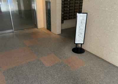 【ロビー】 | ルピナス八王子 | 共用部のエントランス周りはゆったりとした空間が確保されており、住まう方や来客を心地よく迎えます。管理が行き届いた清潔感溢れる共用空間で、安心して落ち着いたマンションライフをお過ごしいただけます。