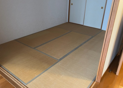【ダイニング】 | ルピナス八王子 | リビングダイニング9.7帖は南向きで明るく、ダイニングテーブルを置いてもゆとりのある広さです。床暖房が完備されているため、冬場でも足元から温かく家族一緒に快適な食事時間を楽しむことができます。