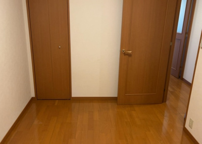 【子供部屋】 | ルピナス八王子 | 6.0帖の洋室は子供部屋としても使いやすい広さです。クロゼット収納が付いているため、おもちゃや学用品、衣服などをスマートに片付けられます。フローリング仕様でお掃除がしやすい点も魅力的なポイントです。