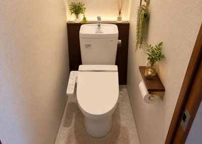 【トイレ】 | ルピナス八王子 | 2025年6月にリフォームされた清潔感溢れるトイレ空間です。快適に使用できる温水洗浄便座を標準装備しており、日々のお手入れも簡単。温かみのある独立空間で毎日の暮らしをサポートする充実の設備です。