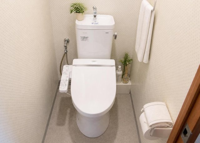 【トイレ】 | ルピナス八王子 | 2025年6月にリフォームされた清潔感溢れるトイレ空間です。快適に使用できる温水洗浄便座を標準装備しており、日々のお手入れも簡単。温かみのある独立空間で毎日の暮らしをサポートする充実の設備です。
