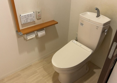 【トイレ】 | ダイヤモンドライフ森の里 | トイレは大きさや形、機能、抗菌性などが異なる多種多彩なタイプが各メーカーから出ています。それぞれに良さがあるため、事前にどういったタイプのトイレがいいのかをご家庭内で決めて、内見に行くといいでしょう。