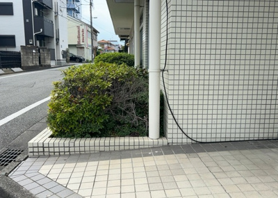 【庭】 | パレ・ドール八王子 | 物件によっては、入居者が個人的に使用できる専用庭がついているものもあります。また、住宅の中にある土間の部分を庭と呼ぶこともあります。庭の用途は住む人によって変わり、それによってデザインもさまざまです。