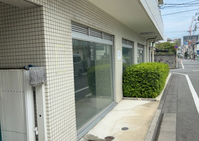 【中庭】 | パレ・ドール八王子 | 中庭（パティオ）とは、一つの建築物の内部に設けられた、壁などで囲われている庭のことを指します。コの字型、ロの字型が主流ですが、L字型の中庭もあります。最近では、インテリア性の高さからも人気があります。