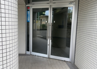 【玄関】 | パレ・ドール八王子 | 玄関は家の顔でもあり、家族以外の目にも止まる場所です。玄関は外との間を仕切る扉、靴などをしまっておく収納スペース、靴脱ぎのたたきスペース、来客とのやり取りをするドアホンなど複数のアイテムからなります。