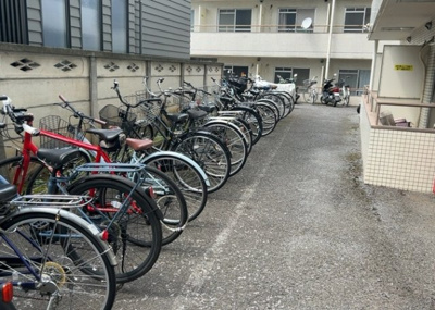 【駐車場】 | パレ・ドール八王子 | 車一台あたりに必要なスペースは、標準サイズの普通自動車で横幅2m50cm、長さ5mは必要になります。ただし、乗降のことも考慮して横幅3m30cm、長さ5m50cmほどは確保できるところを選びましょう。