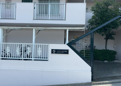 【庭】 | リバティヒルズ橋本 | 物件によっては、入居者が個人的に使用できる専用庭がついているものもあります。また、住宅の中にある土間の部分を庭と呼ぶこともあります。庭の用途は住む人によって変わり、それによってデザインもさまざまです。