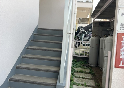 【受付】 | リバティヒルズ橋本 | 受付はマンションコンシェルジュがいる場合もあれば、管理人が滞在する小部屋を総称して呼ぶことがあります。主にエントランスに設置されていることから、防犯面でも期待ができます。防犯設備がない場合はより安心！