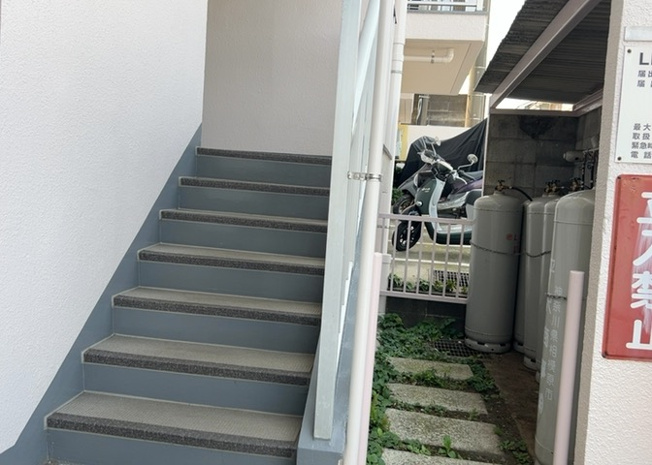 【受付】 | リバティヒルズ橋本 | 受付はマンションコンシェルジュがいる場合もあれば、管理人が滞在する小部屋を総称して呼ぶことがあります。主にエントランスに設置されていることから、防犯面でも期待ができます。防犯設備がない場合はより安心！