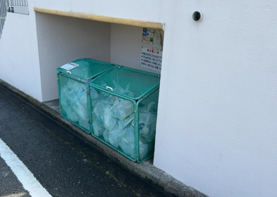 【設備】 | リバティヒルズ橋本 | 共有部分は、住民なら誰もが使える設備のこと。例えば駐車場やエレベーター、インターネット設備、セキュリティ設備などがあります。他にも、マンションの廊下・外部階段やエントランス・ゴミ置き場などがあります。