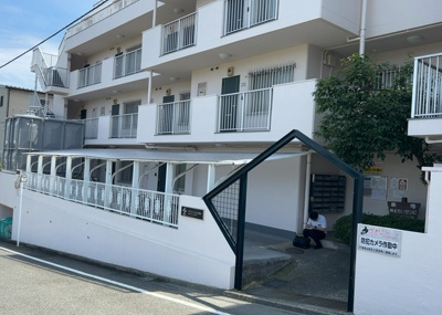 【構造・工法・仕様】 | リバティヒルズ橋本 | ＲＣ造、Reinforced Concreteは直訳すると補強されたコンクリートです。主に柱や梁・床・壁が鉄筋とコンクリートで構成おり、鉄筋を組んだ型枠にコンクリートを流し込んで固めたものを指します。