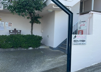 【玄関】 | リバティヒルズ橋本 | 玄関は家の顔でもあり、家族以外の目にも止まる場所です。玄関は外との間を仕切る扉、靴などをしまっておく収納スペース、靴脱ぎのたたきスペース、来客とのやり取りをするドアホンなど複数のアイテムからなります。