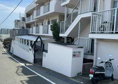 【外観】 | リバティヒルズ橋本 | 外観はマンション管理がされているかの目安になります。築年数が古いと、壁面は劣化してひび割れが生じることも！建物が古びていても細かいところが修繕されていると、きちんと管理されているなぁと感じるでしょう。
