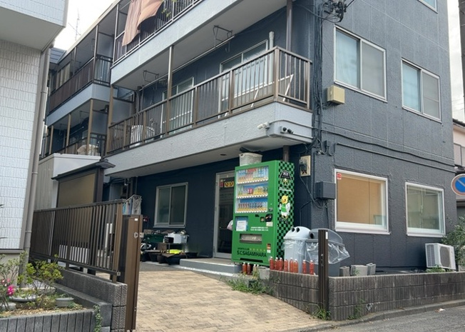 【受付】 | 富士見マンション | 受付はマンションコンシェルジュがいる場合もあれば、管理人が滞在する小部屋を総称して呼ぶことがあります。主にエントランスに設置されていることから、防犯面でも期待ができます。防犯設備がない場合はより安心！