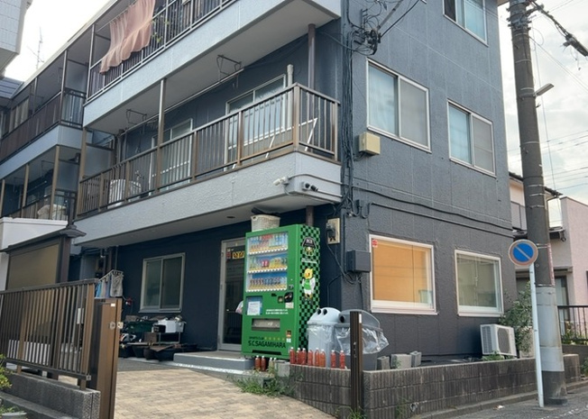 【外観】 | 富士見マンション | 隣家の土地はどうなっているのか、生活利便施設が近くにあるのか、学校まで近いかなど、お客様のライフスタイルにあわせたイメージが重要です。また、近くにあると困る施設が近くにないかも確認するといいでしょう。