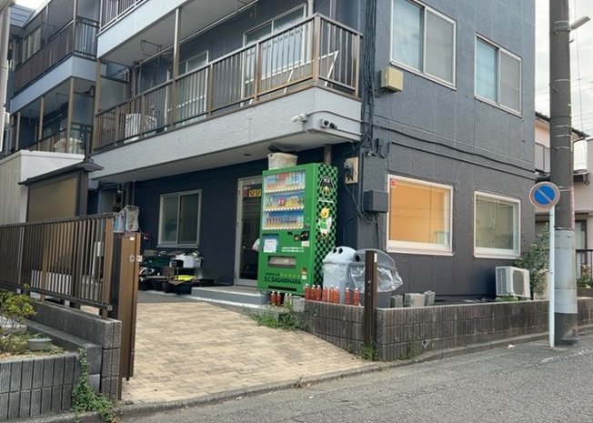 【外観】 | 富士見マンション | 外観はマンション管理がされているかの目安になります。築年数が古いと、壁面は劣化してひび割れが生じることも！建物が古びていても細かいところが修繕されていると、きちんと管理されているなぁと感じるでしょう。