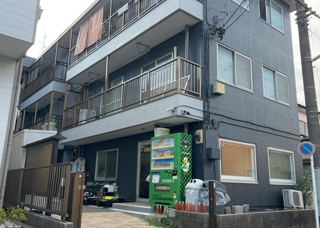 【バルコニー】 | 富士見マンション | 一般的なバルコニーは、奥行1.5ｍ程ですが、ワイルドバルコニーは2ｍまで広がっています。そのため洗濯物の間隔をあけ干すことができ、乾きやすいというメリットや、ガーデニングが楽しめる等の特徴があります。