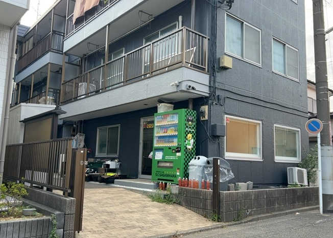 【駐車場】 | 富士見マンション | 車一台あたりに必要なスペースは、標準サイズの普通自動車で横幅2m50cm、長さ5mは必要になります。ただし、乗降のことも考慮して横幅3m30cm、長さ5m50cmほどは確保できるところを選びましょう。