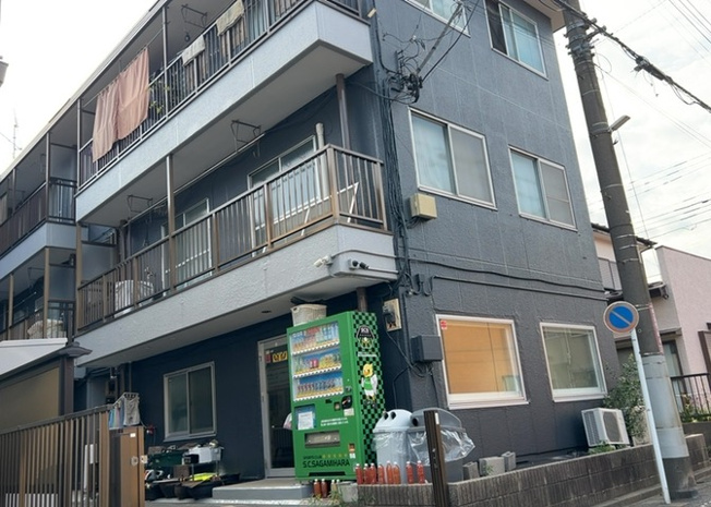 【駐車場】 | 富士見マンション | 駐車場と明記されていても、最小スペースでつくられた駐車場だと大型車は駐車できなかったり、出入りしにくくなったりする可能性があります。お車のサイズと購入したい物件の駐車場のサイズを現地で確認しましょう。