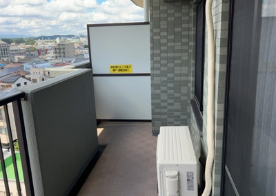 【バルコニー】 | ガーデンホーム八王子 | バルコニーは、室外の専用スペースのうち、「屋根がなく開放された空間」であるものを指します。ベランダより広いタイプのものが多く、日当たりもよいため家庭菜園などを楽しみたい人にとって適した環境となります。