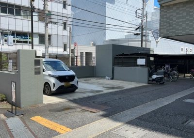 【駐車場】 | ガーデンホーム八王子 | 車一台あたりに必要なスペースは、標準サイズの普通自動車で横幅2m50cm、長さ5mは必要になります。ただし、乗降のことも考慮して横幅3m30cm、長さ5m50cmほどは確保できるところを選びましょう。