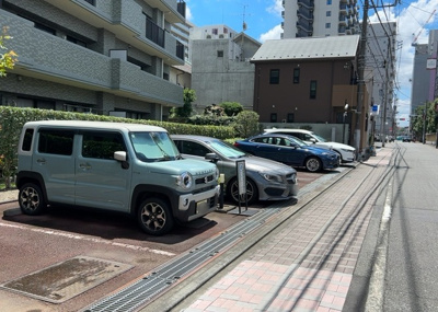 【駐車場】 | ガーデンホーム八王子 | 駐車場と明記されていても、最小スペースでつくられた駐車場だと大型車は駐車できなかったり、出入りしにくくなったりする可能性があります。お車のサイズと購入したい物件の駐車場のサイズを現地で確認しましょう。