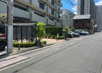 【庭】 | ガーデンホーム八王子 | 物件によっては、入居者が個人的に使用できる専用庭がついているものもあります。また、住宅の中にある土間の部分を庭と呼ぶこともあります。庭の用途は住む人によって変わり、それによってデザインもさまざまです。