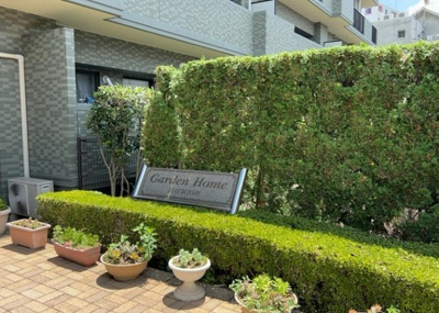 【中庭】 | ガーデンホーム八王子 | 中庭（パティオ）とは、一つの建築物の内部に設けられた、壁などで囲われている庭のことを指します。コの字型、ロの字型が主流ですが、L字型の中庭もあります。最近では、インテリア性の高さからも人気があります。