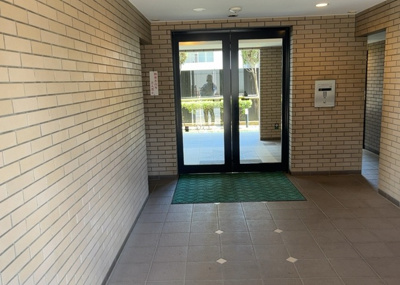 【ロビー】 | ガーデンホーム八王子 | ラウンジは、マンションの共用スペースに椅子やテーブルなどを配置した利用者が寛げる空間です。屋内型ラウンジと屋外型ラウンジがあります。共用部分の管理状況と合わせて、詳細については現地でご確認ください。