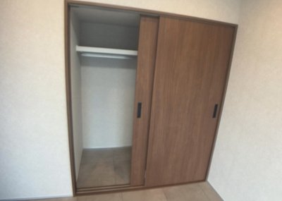 【収納】 | ヴィラ上溝南 | デザイン性を重視しすぎて収納が少なかった！なんてことにならないため、事前に現地で収納の数を確認しておくことをお勧めします。クローゼット以外にも床下収納や屋根裏収納、パントリーなどもチェックしましょう。