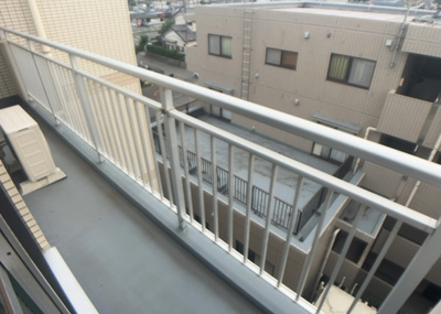 【バルコニー】 | ヴィラ上溝南 | バルコニーは、室外の専用スペースのうち、「屋根がなく開放された空間」であるものを指します。ベランダより広いタイプのものが多く、日当たりもよいため家庭菜園などを楽しみたい人にとって適した環境となります。