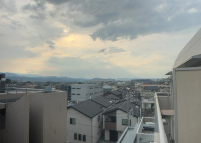 【展望】 | ヴィラ上溝南 | 眺望の良さを楽しめるダイニングキッチンで家族団らんの時間を過ごしてはいかがでしょうか。バルコニーから見える景色を家族で眺める時間は、時間が経つのを忘れてしまいそうですね。是非、現地を見に行きましょう！