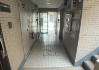 【エントランス】 | ヴィラ上溝南 | マンションのエントランスには、もともと風よけや防犯の役割がありますが、マンションによって宅配ボックスなどの設備が備わっている所もあります。日々の生活をイメージしながら生活しやすさをチェックしましょう。