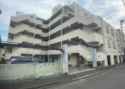 【現況写真】 | ヴィラ上溝南 | 外観はマンション管理がされているかの目安になります。築年数が古いと、壁面は劣化してひび割れが生じることも！建物が古びていても細かいところが修繕されていると、きちんと管理されているなぁと感じるでしょう。
